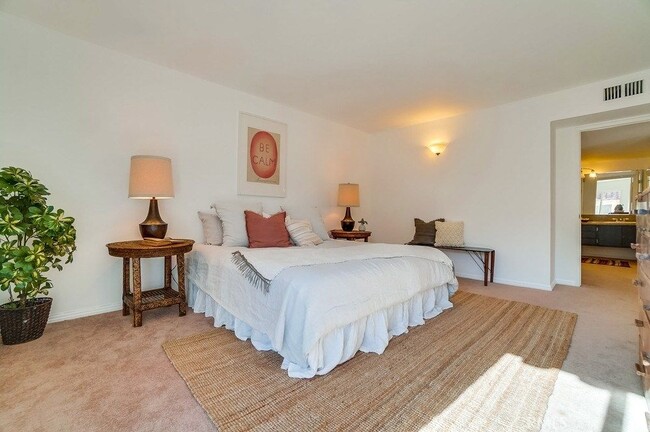 Building Photo - 1127 E Del Mar Blvd
