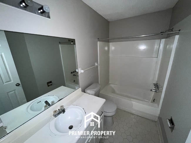 Building Photo - 3821 Oak Lake Ln