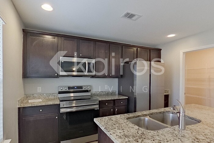 Building Photo - 102 Colonial Wy