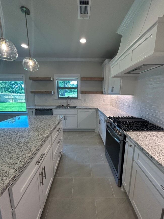 Building Photo - Beautiful Bentonville Home! 4 Bedrooms, 2 ...