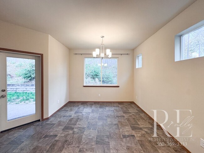 Building Photo - Spacious East Bremerton Home with Vaulted ...