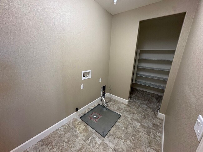 Building Photo - Spacious 4 Bed 3 Bath Tracy Home