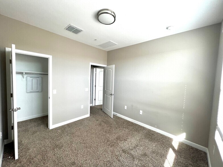 3rd bedroom with walk in closet - 1255 N Arizona Ave