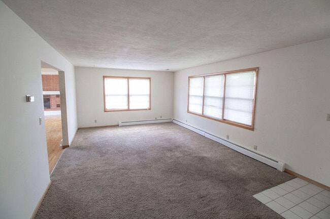 Building Photo - 1303 E Smiley Ln