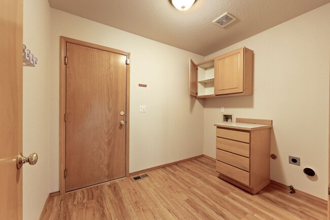 Building Photo - Move in ready now! 4 bedrooms in Lacey - North Thurston School district.