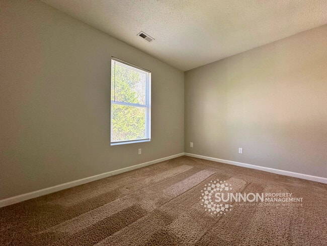 Building Photo - Charming 3 Bedroom 2.5 Bathroom in Meadow Hill