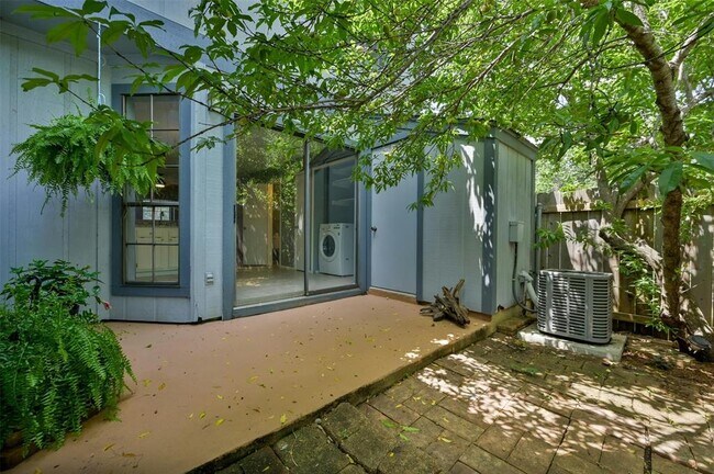 Building Photo - 1411 Gracy Farms Ln