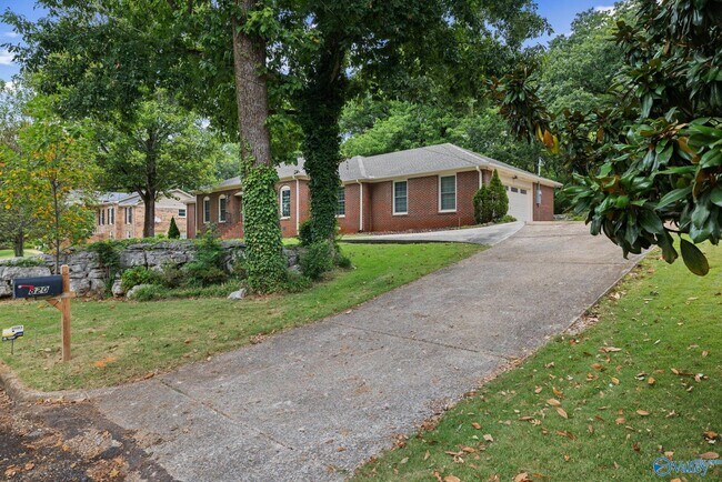 Building Photo - 820 Tannahill Dr SE