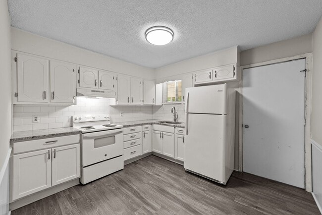 Building Photo - Updated Two Bedroom near Downtown Smithfie...