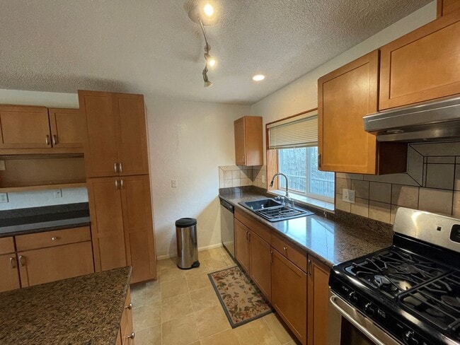 Building Photo - Charming 3 Bedroom, 2 Bath Home with Attac...