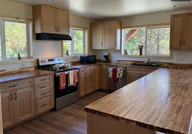 Building Photo - Stunning 2 bed/1 bath Ground Floor with utilities included!