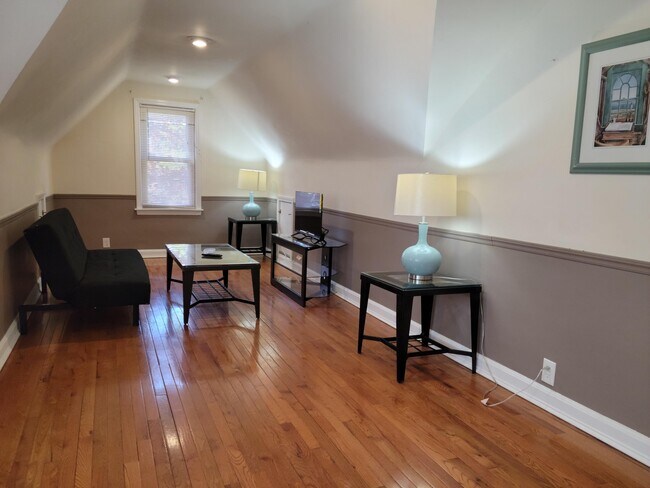 Building Photo - 4652 S Lenox St