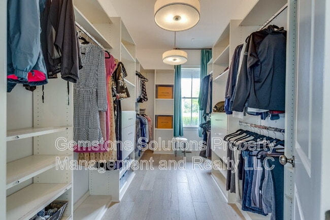 Building Photo - 1806 Burland Cres