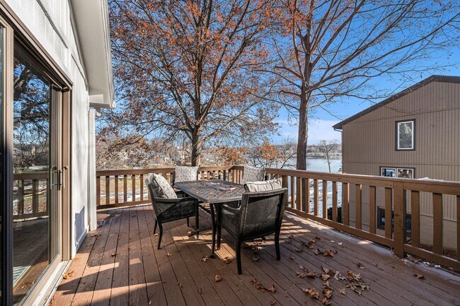 Building Photo - Renovated Lakefront 5 Bedroom Home with 2 Garages!