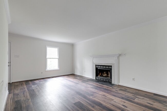 Building Photo - Beautiful 3 bedroom 2.5 bath in Woodlake