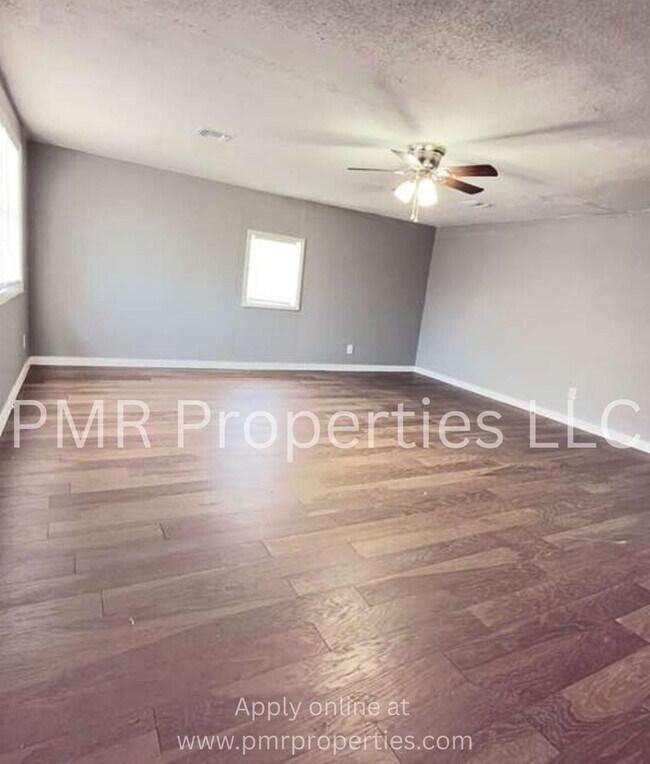 Building Photo - 2 Bedroom/ 1 Bathroom House