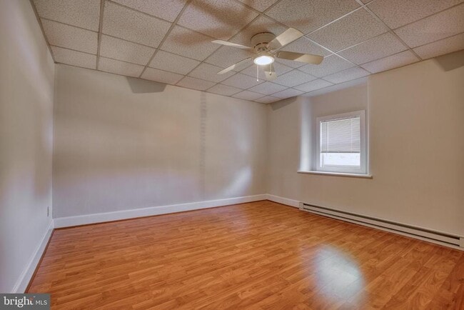 Building Photo - 25 W 5th Ave