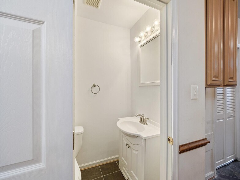 Building Photo - Historic Eckington townhouse near Red Line...