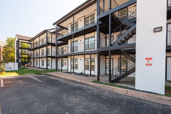 Primary Photo - Updated North Austin Condo with Modern Fin...