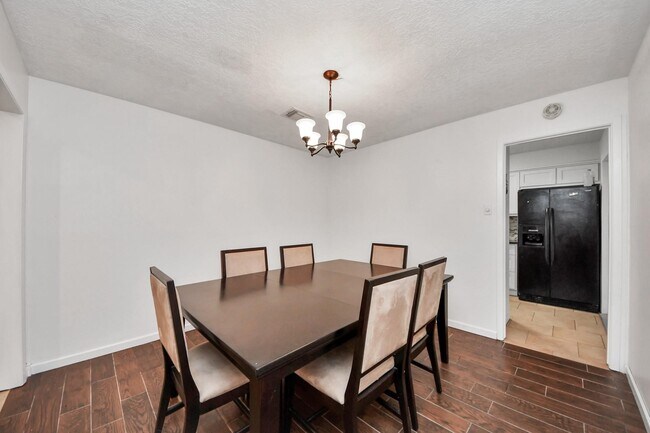 Building Photo - 1415 Parry-Sound