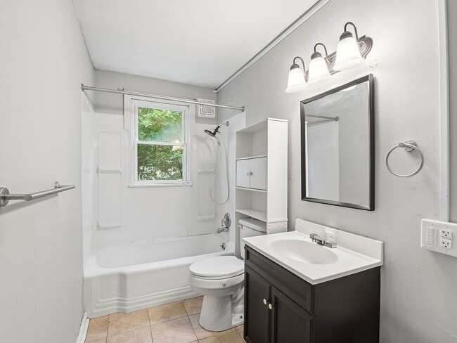 Building Photo - 4 Bedroom/1 Bathroom Home with Fenced Yard Available in SE Roanoke!