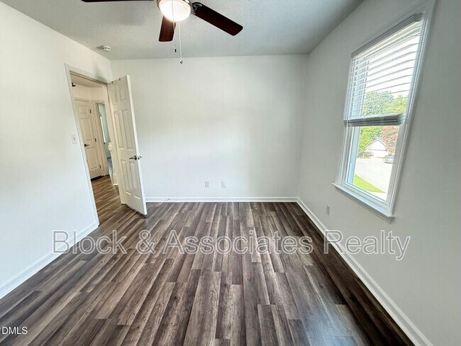 Building Photo - 401 Holly Berry Ln