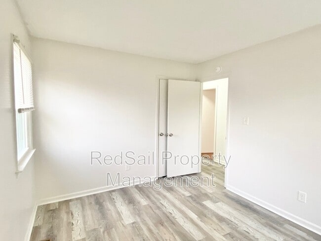 Building Photo - 14 S Lake Cir