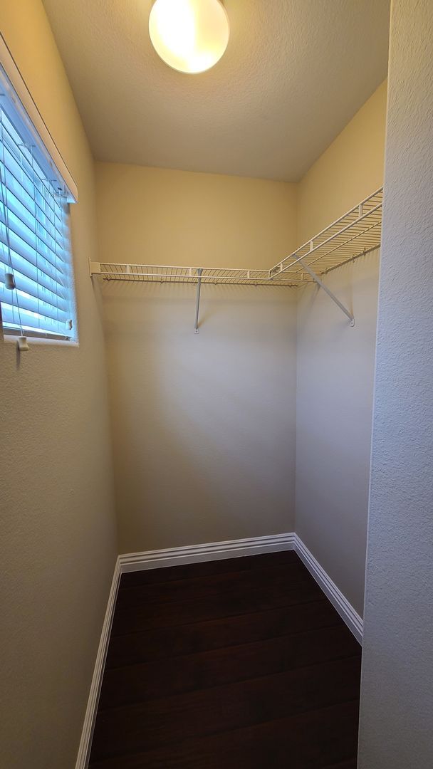 Building Photo - 3 Bedroom home located near Mountains Edge.