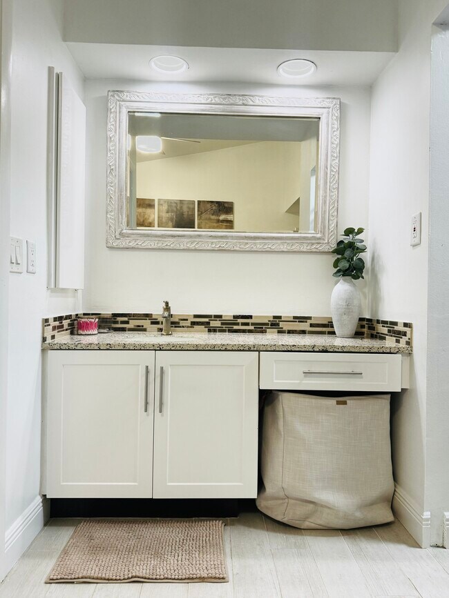 Building Photo - 9364 Chelsea Dr S