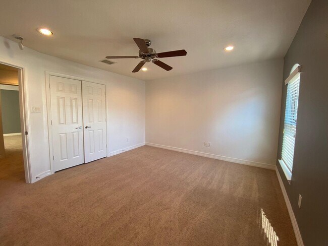 Building Photo - 3710 Sherwood Ln