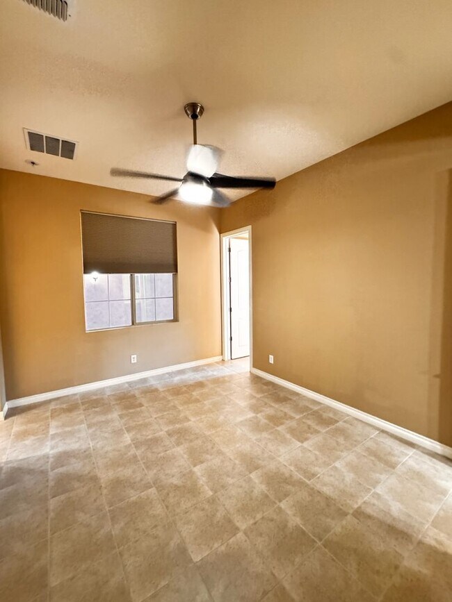 Building Photo - 4 Bedroom + den energy efficient Hamilton High
