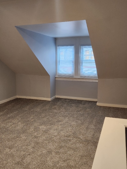 Building Photo - 958 E Princess St