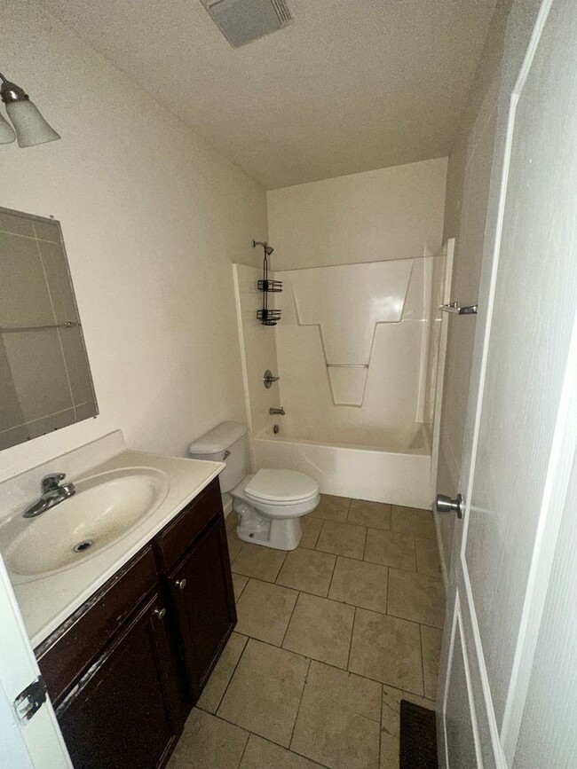 Building Photo - Three Bedroom Condo - Centrally Located Suffolk!