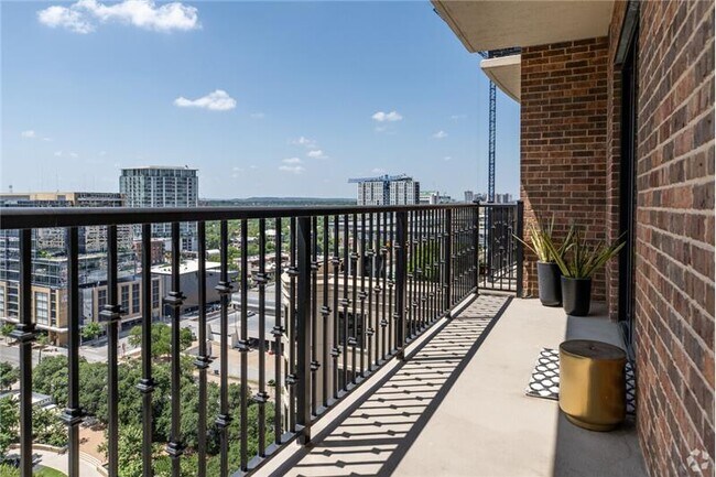 Building Photo - 402 Guadalupe St