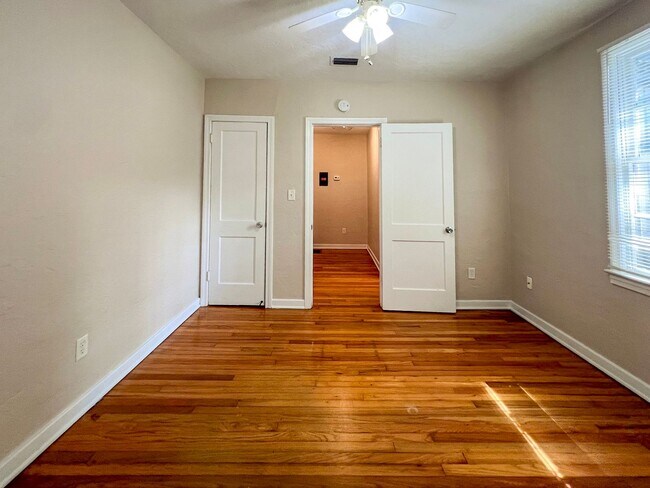 Building Photo - 2/2 House Walking Distance to Campus - Available Fall 2026!