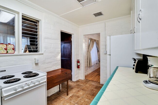 Building Photo - 2 Bedroom 1 Bath - Furnished Hilltop Home ...