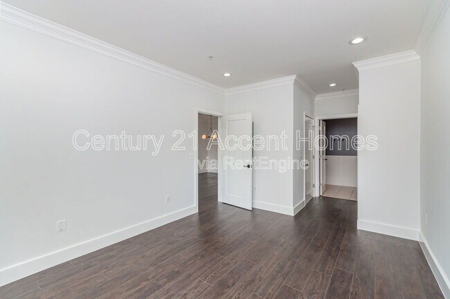 Building Photo - 4860 Eisenhower Ave