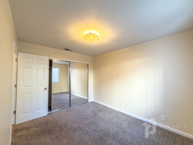 Building Photo - Gated Community, 3 Bed Condo!