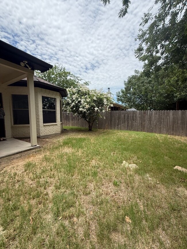 Building Photo - Beautiful 4 bedroom 2 bath home centrally located for added convenience