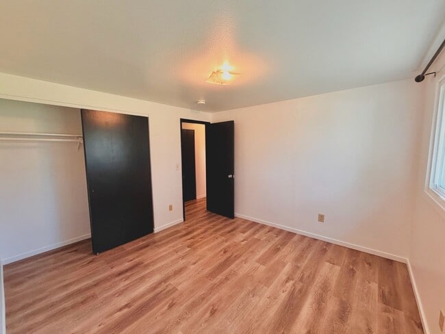 Building Photo - Charming 4BR Home with Huge Yard - W/D and Garage