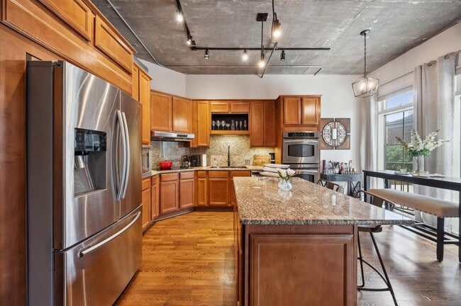 Building Photo - 1616 Fountain View Dr