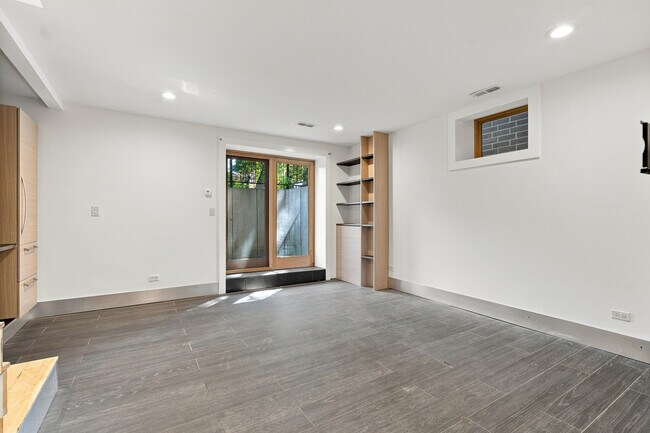 Building Photo - 2334 W Medill Ave