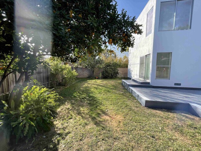 Building Photo - COMPLETELY REMODELED HOME IN QUIET AREA!