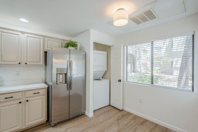 Building Photo - Stunning 2 Bed 1.5 Bath Condo in Scottsdal...