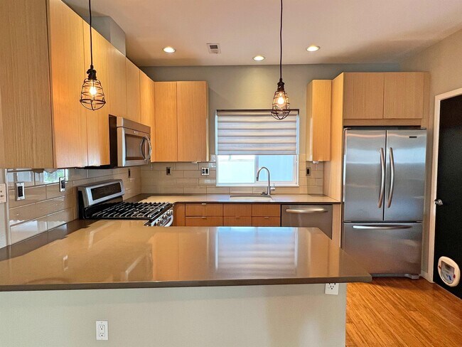 Building Photo - 2411 W Argyle Pl