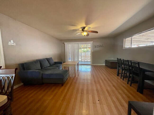 Building Photo - 1121 W Churchill St