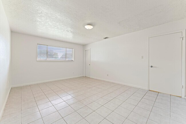 Building Photo - 711 Whippoorwill Dr