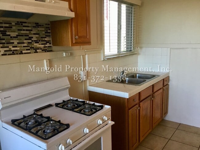 Building Photo - 2 Bed 1 Bath  New Monterey Home with Scenic Bay Views and Spacious Yard