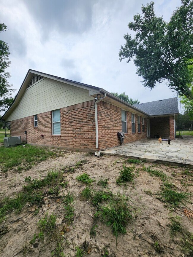 Building Photo - 3/2 Home on 3 acres in West Lampasas