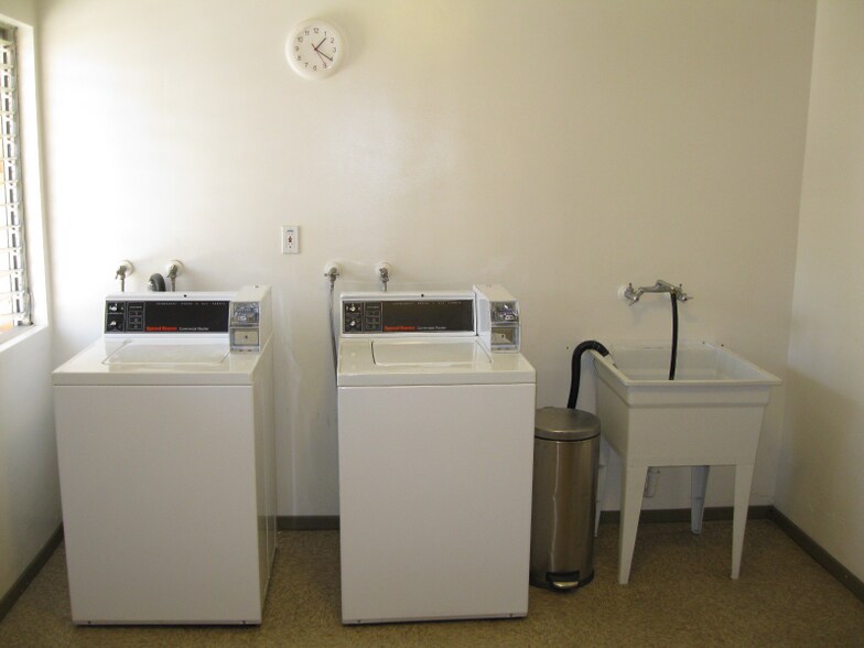 Building Photo - 633 N Fig St